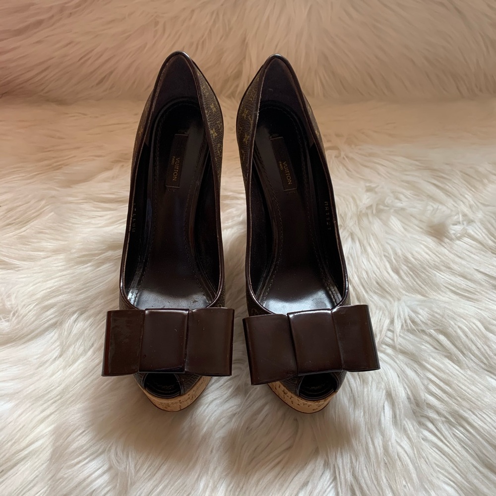LOUIS VUITTON Logo Monogram Bow Cork Rivoli Pumps - Picture 5 of 9